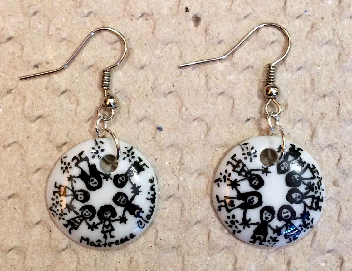 Boucles d'oreilles rondes en porcelaine personnalisées par une farandole pour une maîtresse d'école